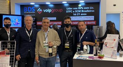 Abrint 2021: Stand da VoIP Group: Vicente e Rodrigo, fundadores da Sumicity e LPnet